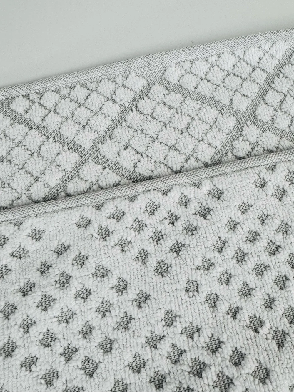 Comfort Bay Jacquard Bath Towel Set 3-Piece White Gray Damask 27x52 NWT